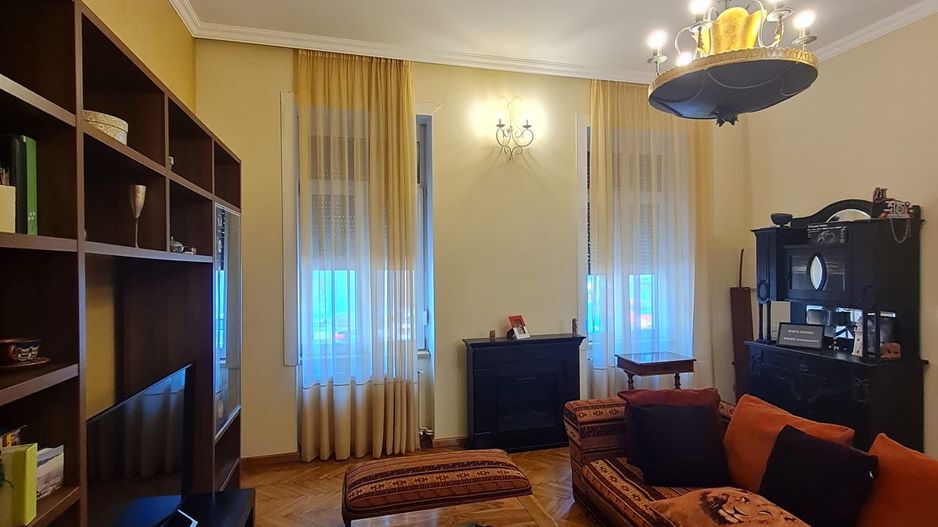 Vila deosebitǎ în zona centrala - Poză 2