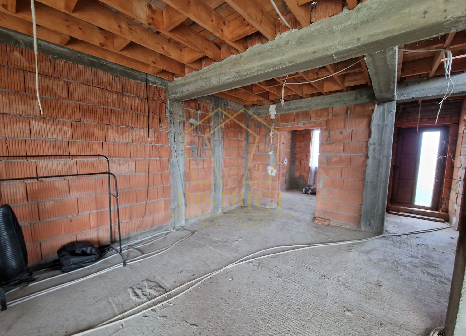 Casa individuala impartita in 2 apartamente | Ianova - Poză 9