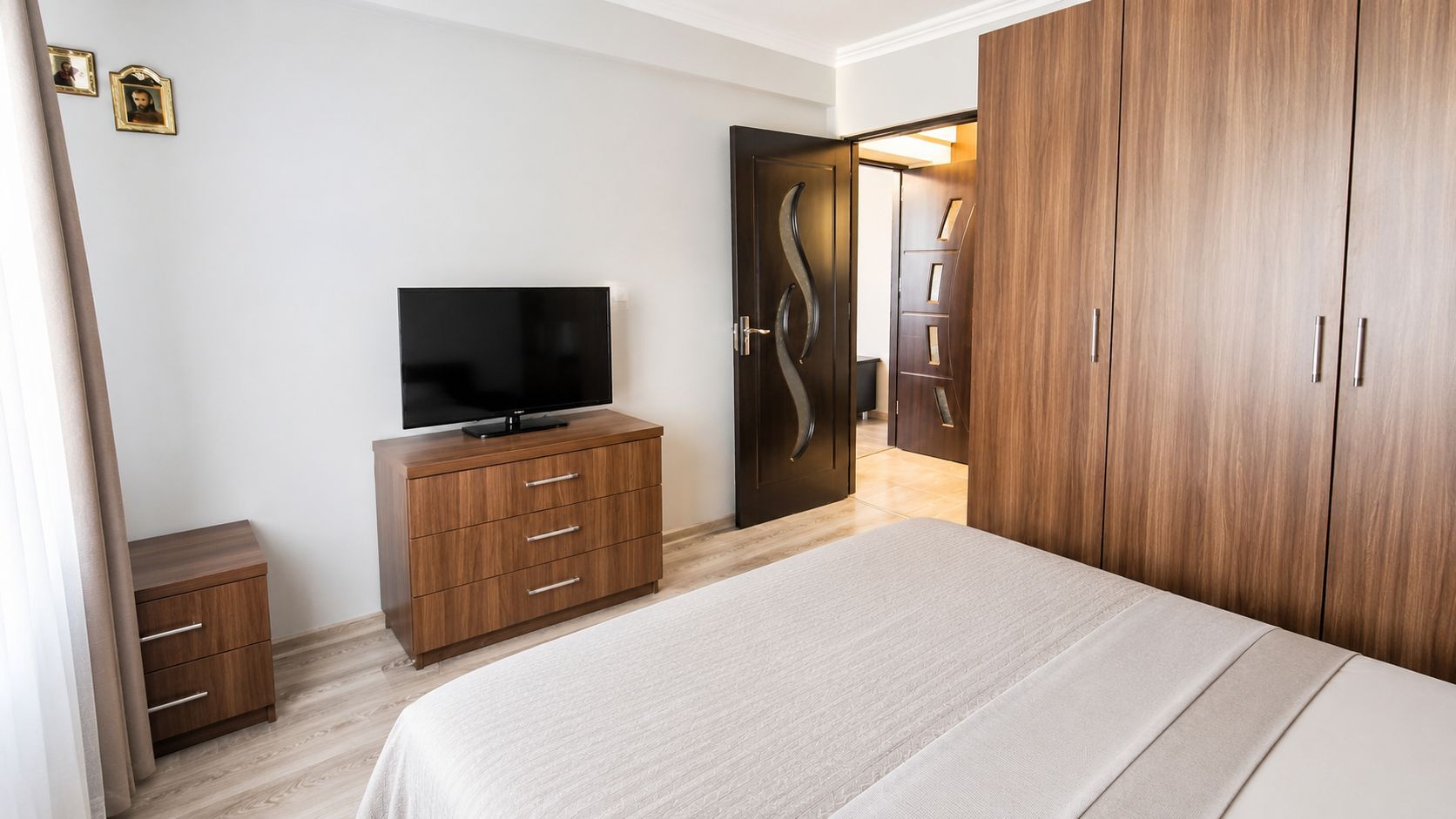 Apartament renovat 2 camere SD 49 mp Podu Ros 92000 euro - Poză 1