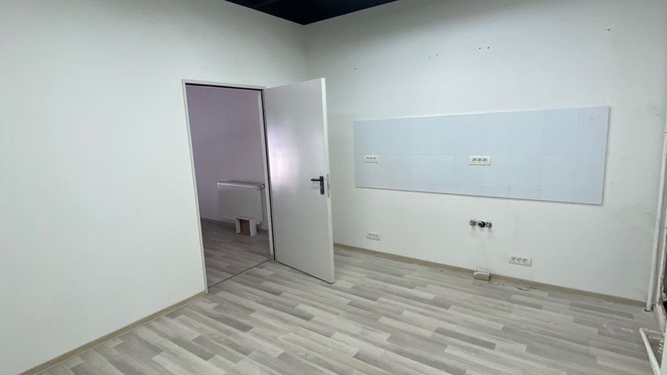 Spatiu comercial cu parcare - Poză 15