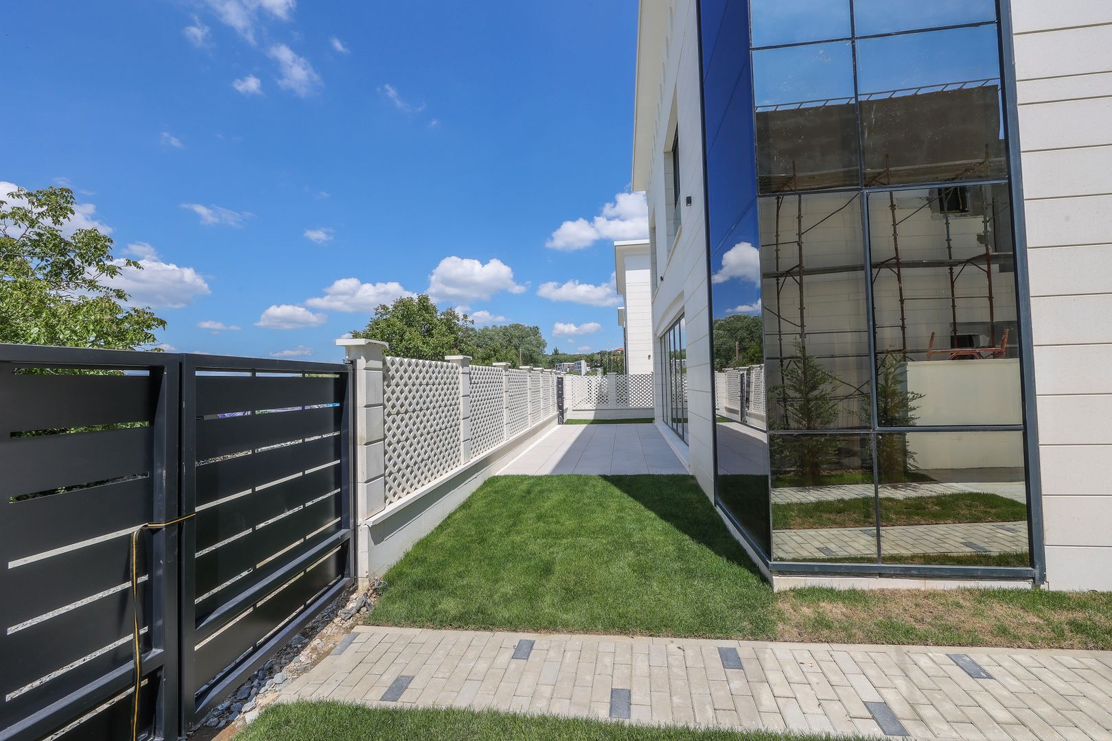 Vila in ansamblu exclusivist cu finisaje si dotări premium - Poză 13