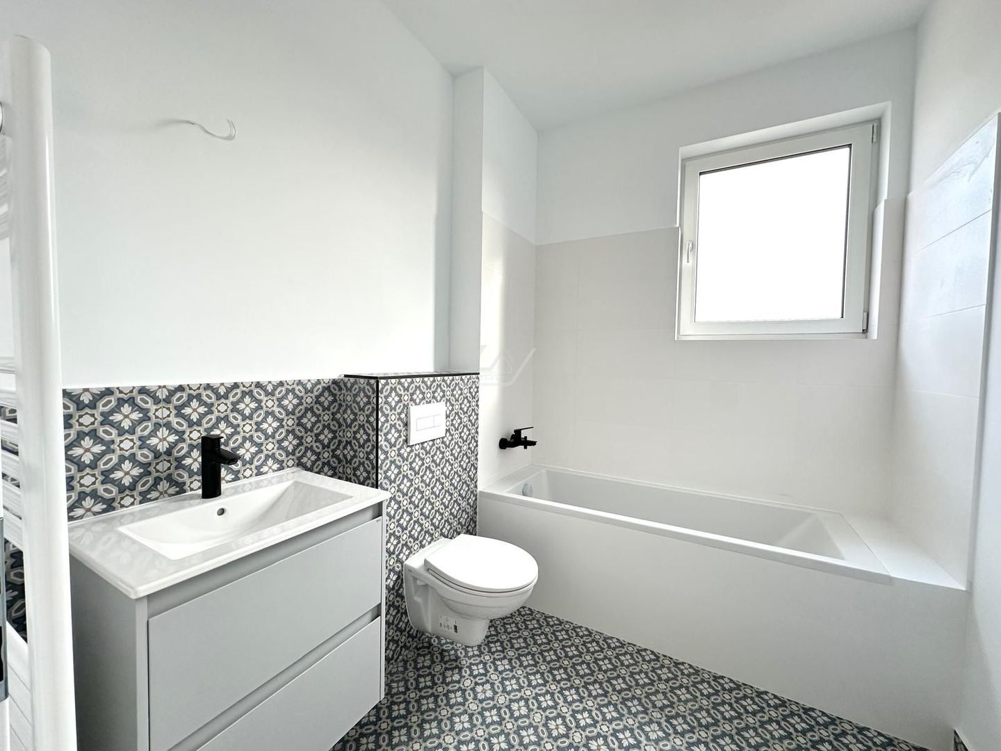 Comision 0. Lift. 2 balcoane. Loc de parcare. - Poză 3