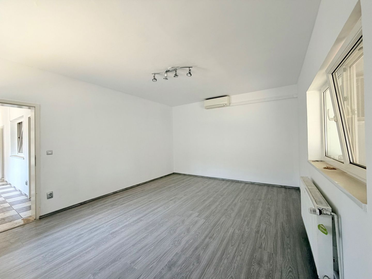 Imobil de închiriat cu locuri de parcare, curte si anexe - Poză 19