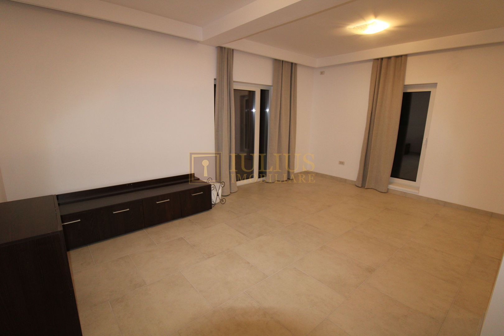 Casa parter + etaj, 3 camere 2 bai terasa gradina gazon prima inchiriere - Poză 2