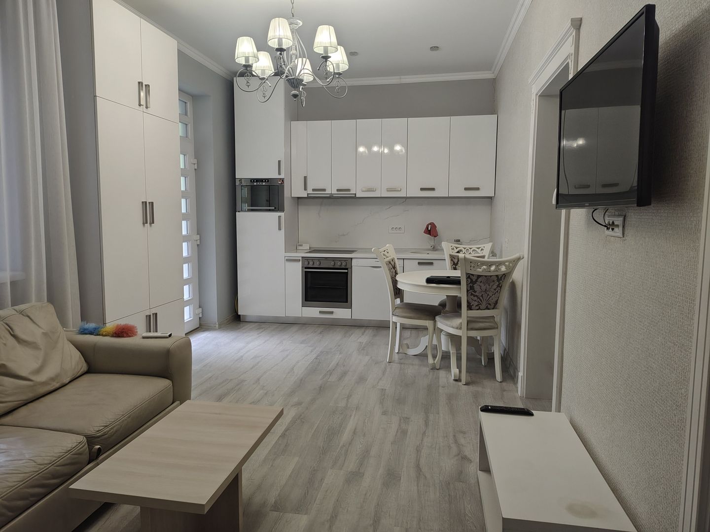 Apartament 3 camere la casa ,ultracentral, 550 E neg. Comision 50% - Poză 2