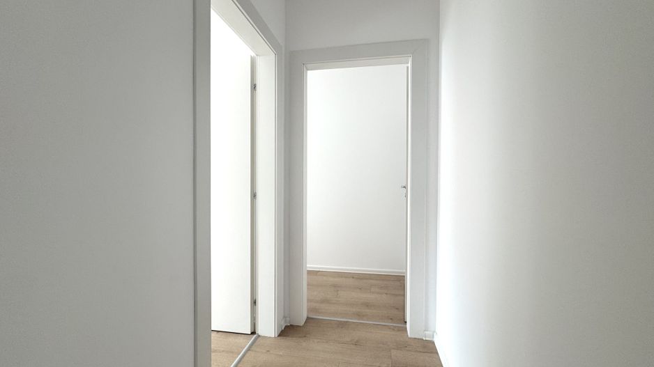 3 camere. Dormitor matrimonial cu baie en-suite. 83 mp Utili. - Poză 3