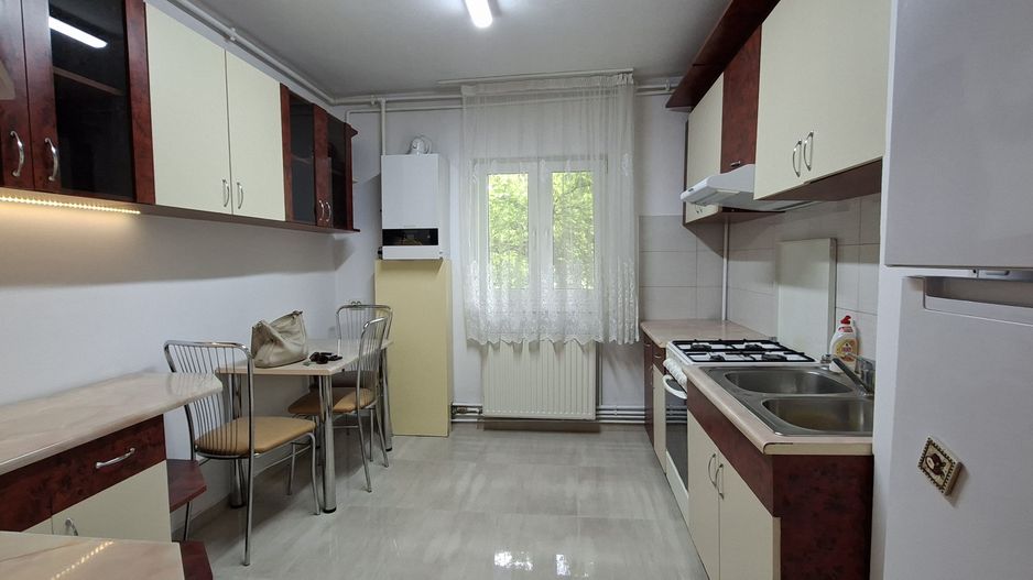 Apartament de inchirat cu 4 camere + garaj- Torontalului - Poză 2