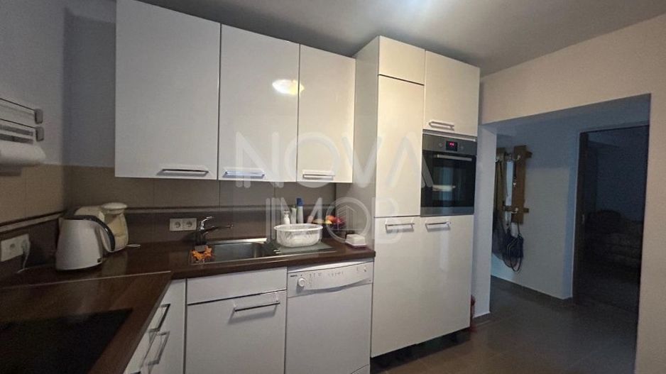 Casa de vanzare 200 mp cu spatiu comercial la parter, strada Lunga - Poză 6