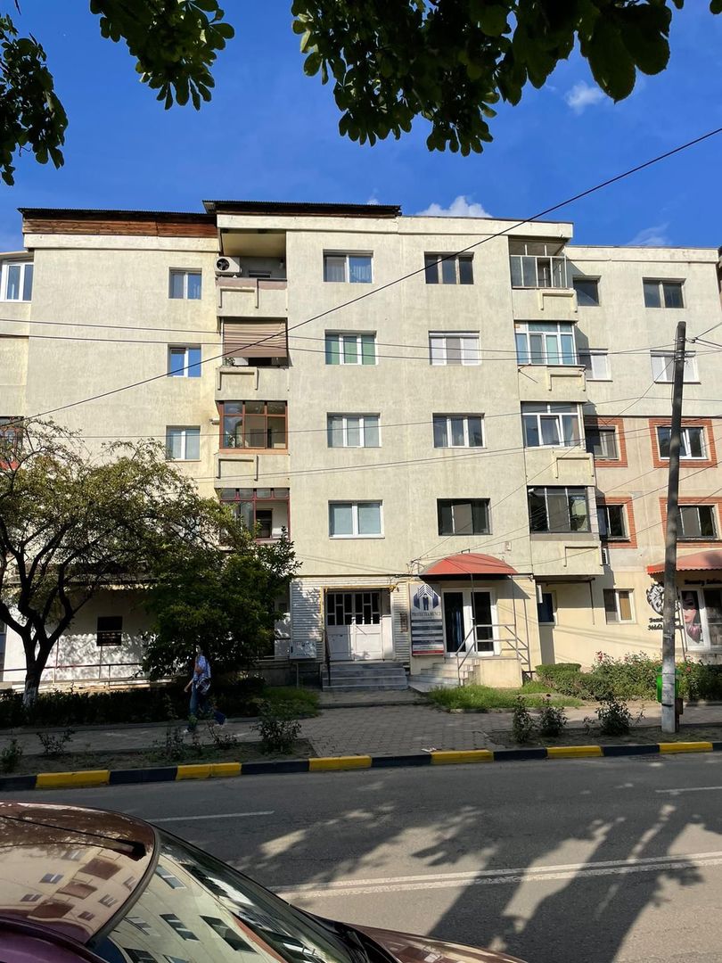 Apartament 3 camere, zona foarte buna. - Poză 1
