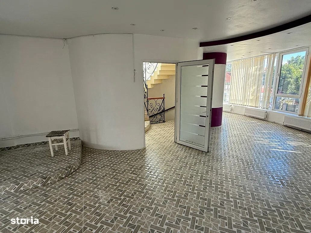 Imobil cu 8 camere, terasă de 60 mp, situat în centrul orașului - Poză 4