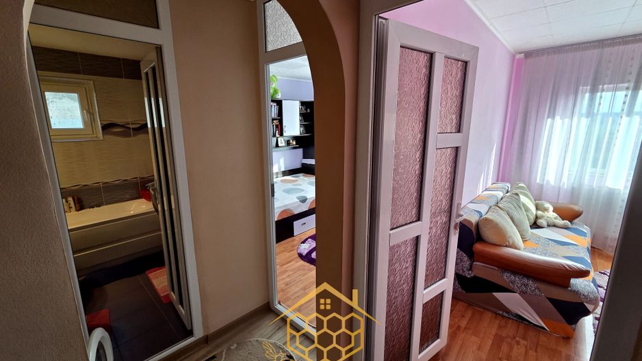 Apartament cu 3 camere in zona centrala - Filiasi - Poză 8
