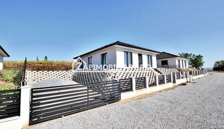 Casa pe 1 nivel,4 camere,2 bai,110 mp.1 dressing,500mp teren