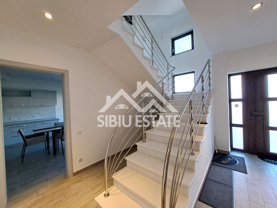 Casa cu 4 garaje, terase panoramice, teren mare - Poză 9