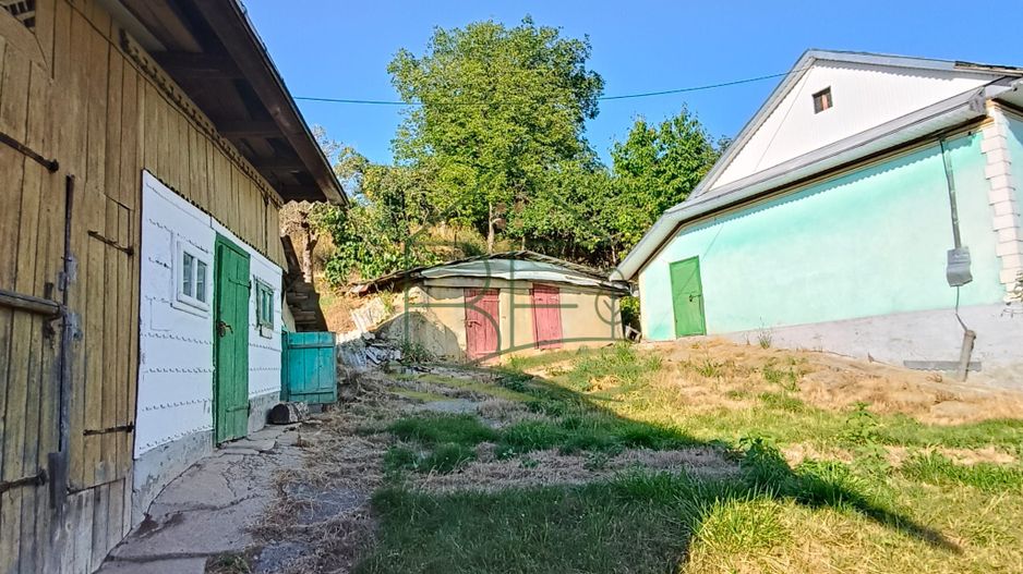 O gospodărie cu farmec autentic, în inima satului Merești - Poză 5