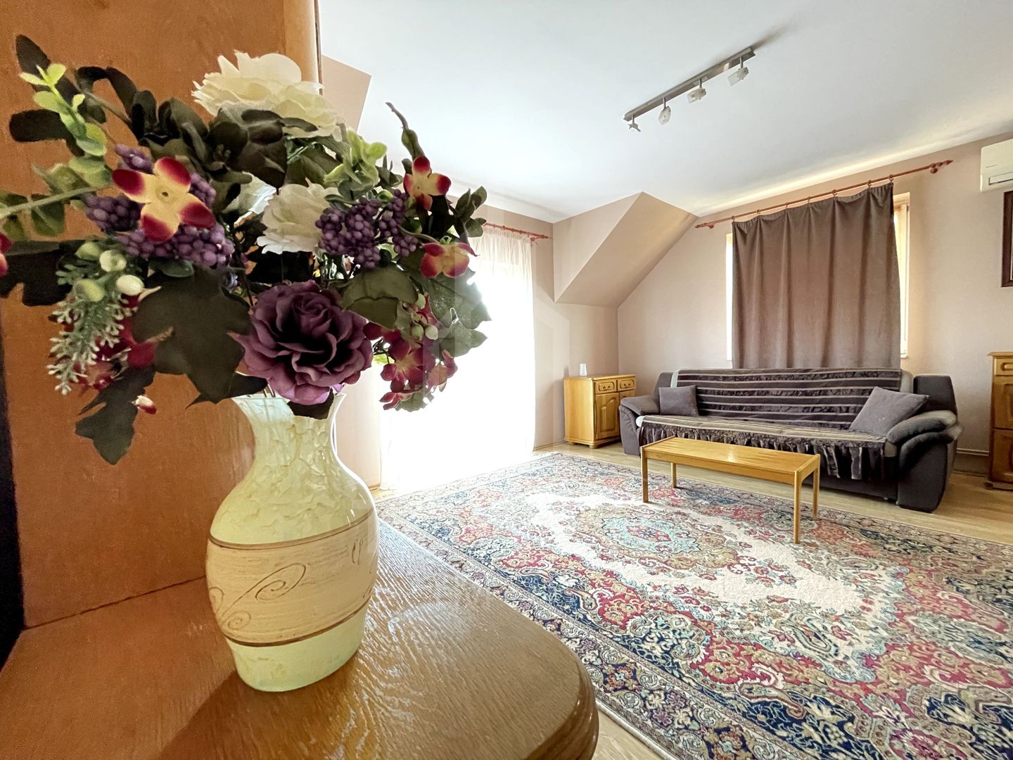 Închiriez apartament 3 camere la vilă – Strand - Poză 1