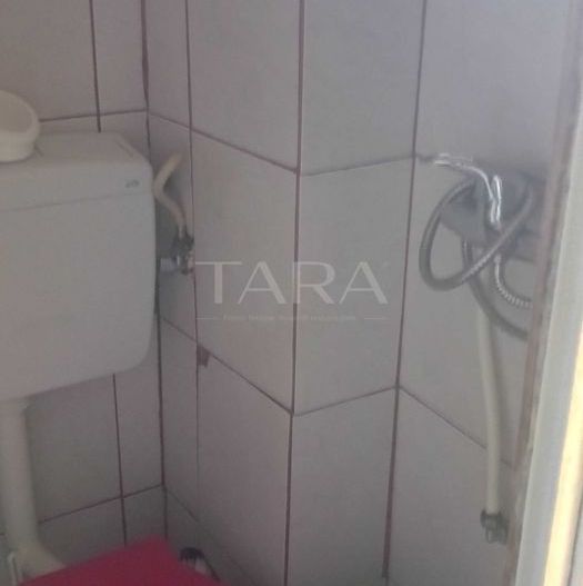 Garsonieră cu Baie – Centru, Demisol, Ideală ca Investitie - Poză 3