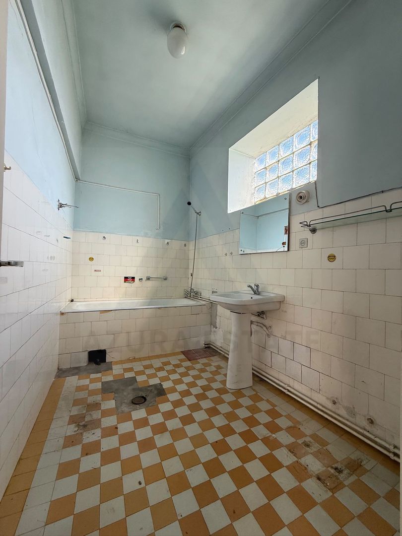Apartament la casa 4 camere 4 bai 219.5 mp utili si garaj zona Central - Poză 9