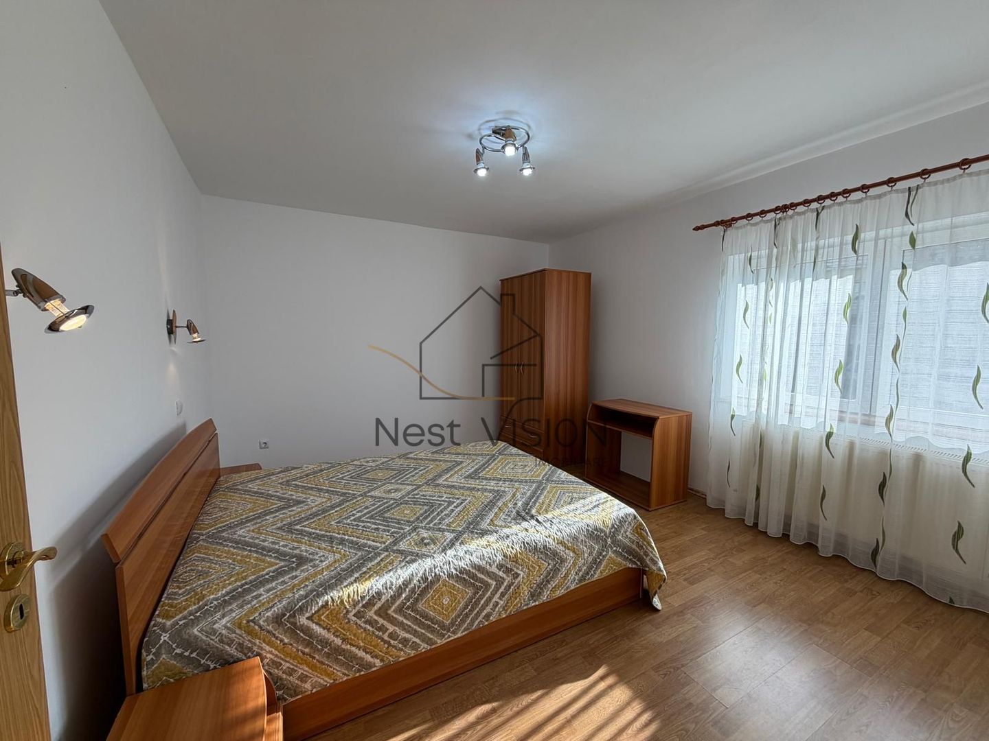 Apartament spațios cu 4 camere cu garaj - zona Ștrand - Poză 3