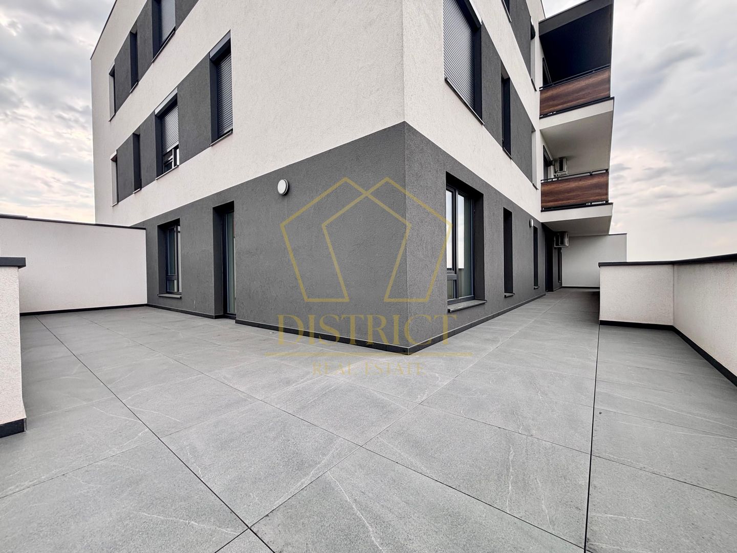 Apartament cu 3 camere si terasa de 61 mp | Torontalului - Poză 1