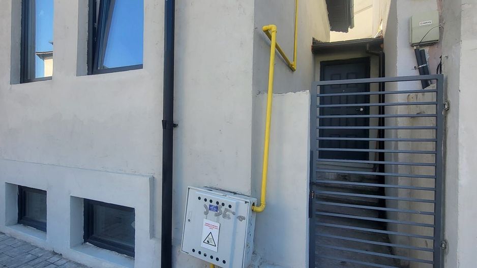 Casa pe 3 nivele, zona centrala, le pret de garsoniera, intre 2 statii de metrou - Poză 3