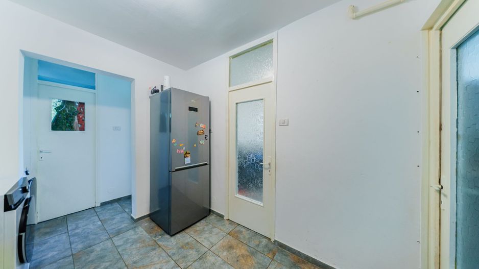 Apartament 2 camere, zona 300, decomandat, etaj 1 - Poză 4
