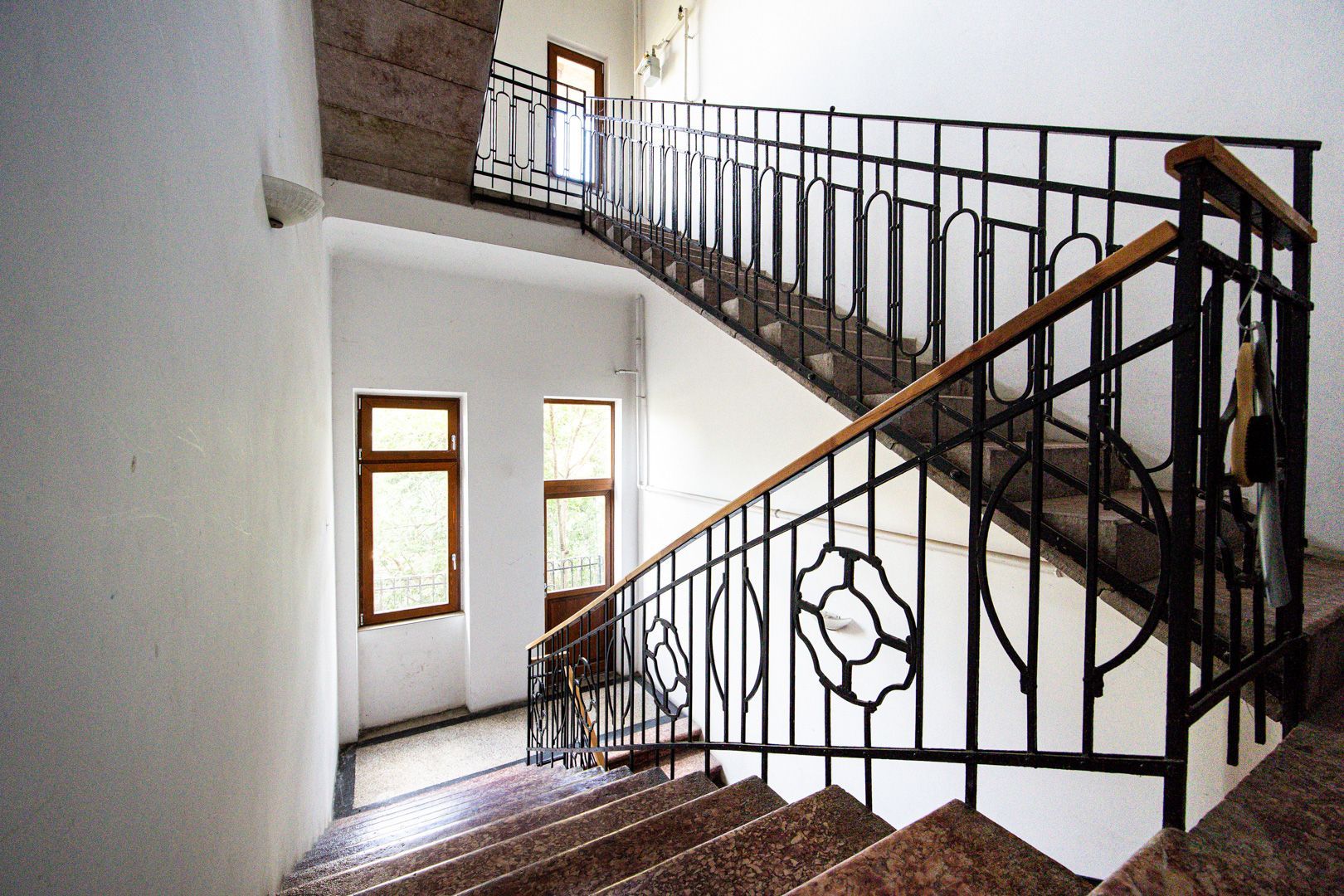 Apartament ultracentral cu 3 camere, 2 băi și curte privată - Poză 10