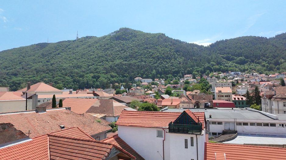 Casă în centrul istoric al Brașovului – 2 intrări, curte comună - Poză 20