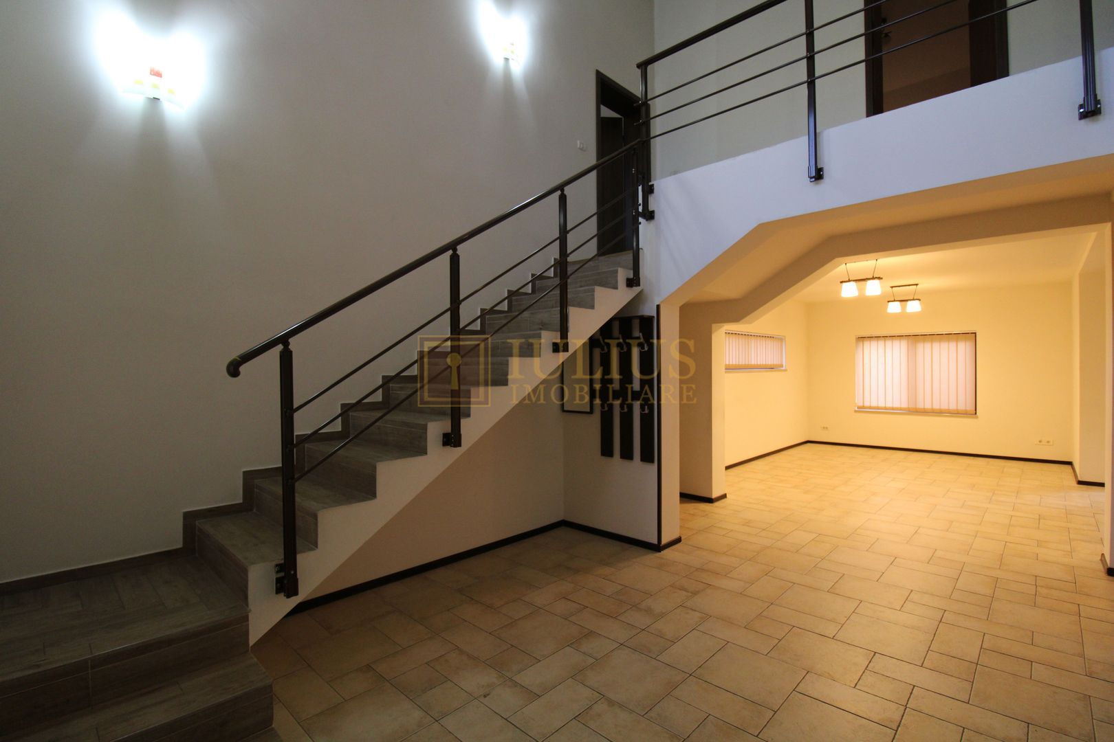 Cetatii; 5 camere, spatiu depozitare, garaj, curte, ideal pentru sediu firma. - Poză 2