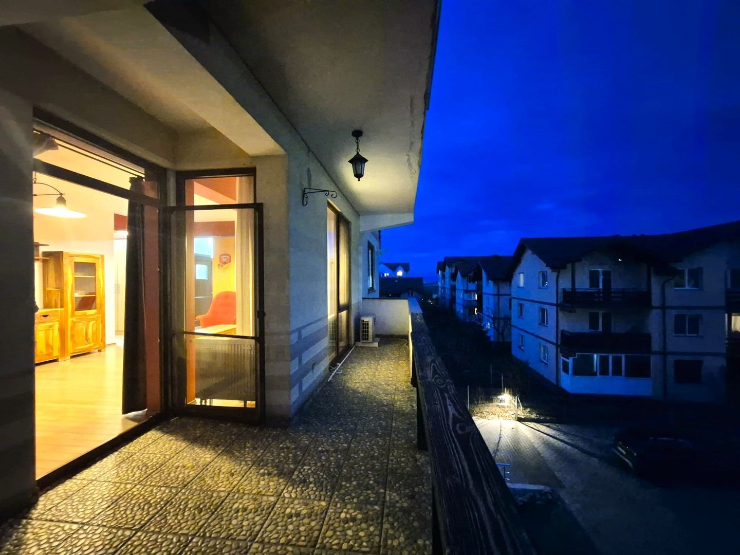 Bloc nou, sectiune mare, apartament 3 camere cu semineu, terasă mare si garaj - Poză 3