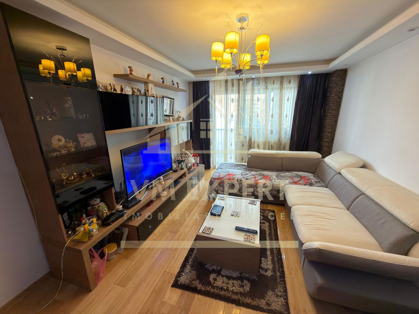 APARTAMENT 3 CAMERE ETAJ 3 VIȘOI CAMPULUNG - Poză 1