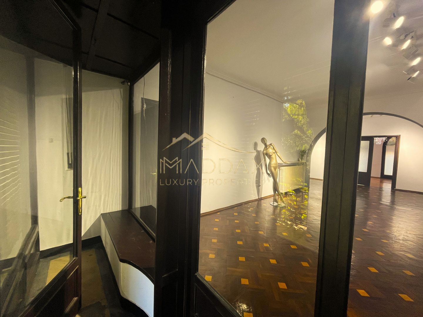 Apartament parter Piața Romană | 5 camere | Curte | 8 Locuri de Parcare - Poză 16