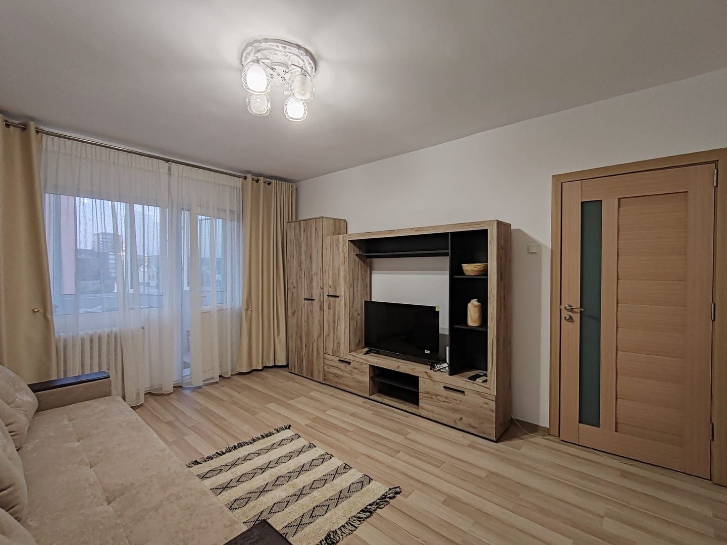 Apartament 2 camere decomandat 52 mp renovat Podu Ros 450 euro - Poză 2