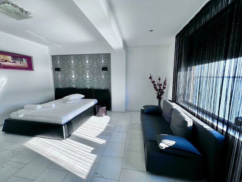 Apartament 2 camere Vila Sophia 1 - Vedere frontala la lac - - Poză 11