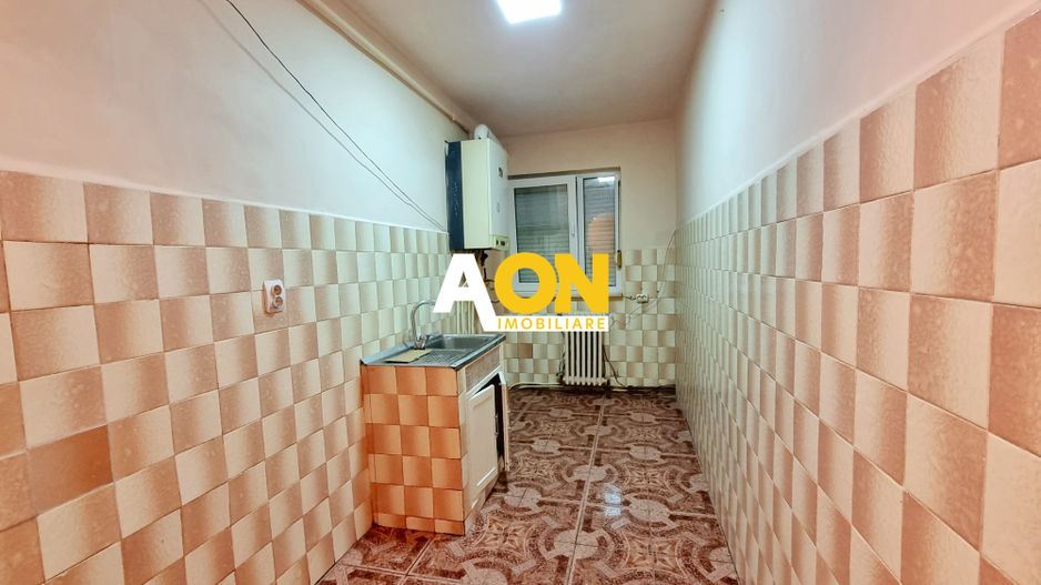 Apartament 2 camere, decomandat, etaj intermediar, Cetate - Poză 3