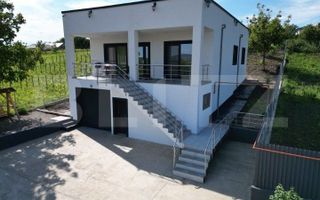 Casă de vânzare în Ciurbești, Miroslava, lângă centură, cu vedere la lac - Poză 1