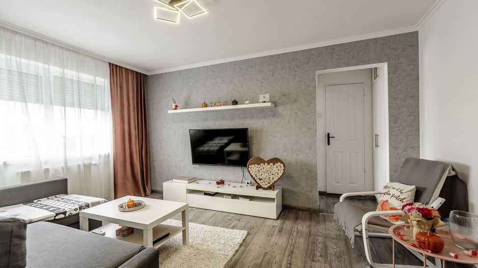 Apartament la etajul 3 cu 2 camere la cheie in zona Romanilor - Poză 1