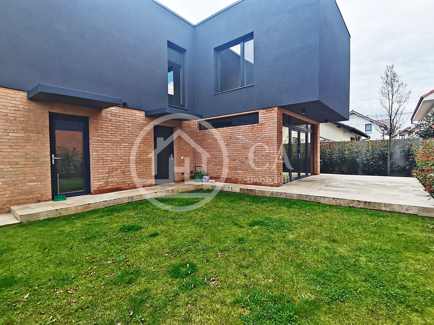 Casă de vânzare stil mediteranean cu 5 camere in Tineretului, Oradea - Poză 1