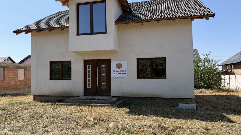 Casa la gri, 4 dormitoare, 3 bai, teren 400 mp - Poză 1