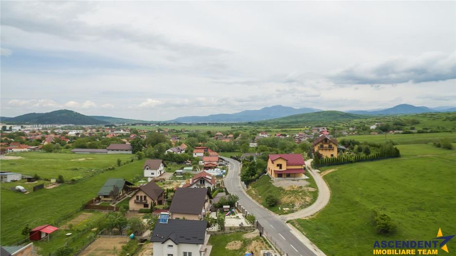 Teren intravilan, pe 1.500 mp, deschidere la asfalt, Zarnesti, Brasov - Poză 2