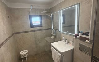 Apartament cu trei camere de vânzare, renovat complet, central - Poză 5