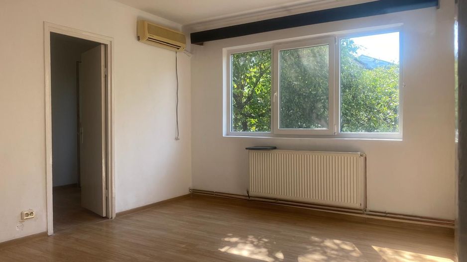 Foarte luminos! Vanzare apartament cu 3 camere in Targoviste - M11 - Poză 1
