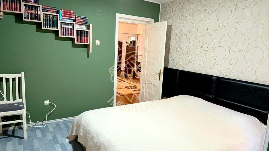 Casa 6 camere 244 mp+ Spatiu Comercial- teren 500 mp-Zona Han - Poză 2