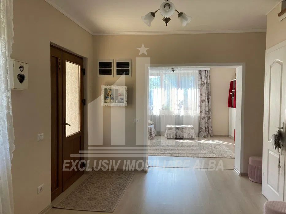 Casa individuala de vanzare, Lipoveni - Centru - Poză 4