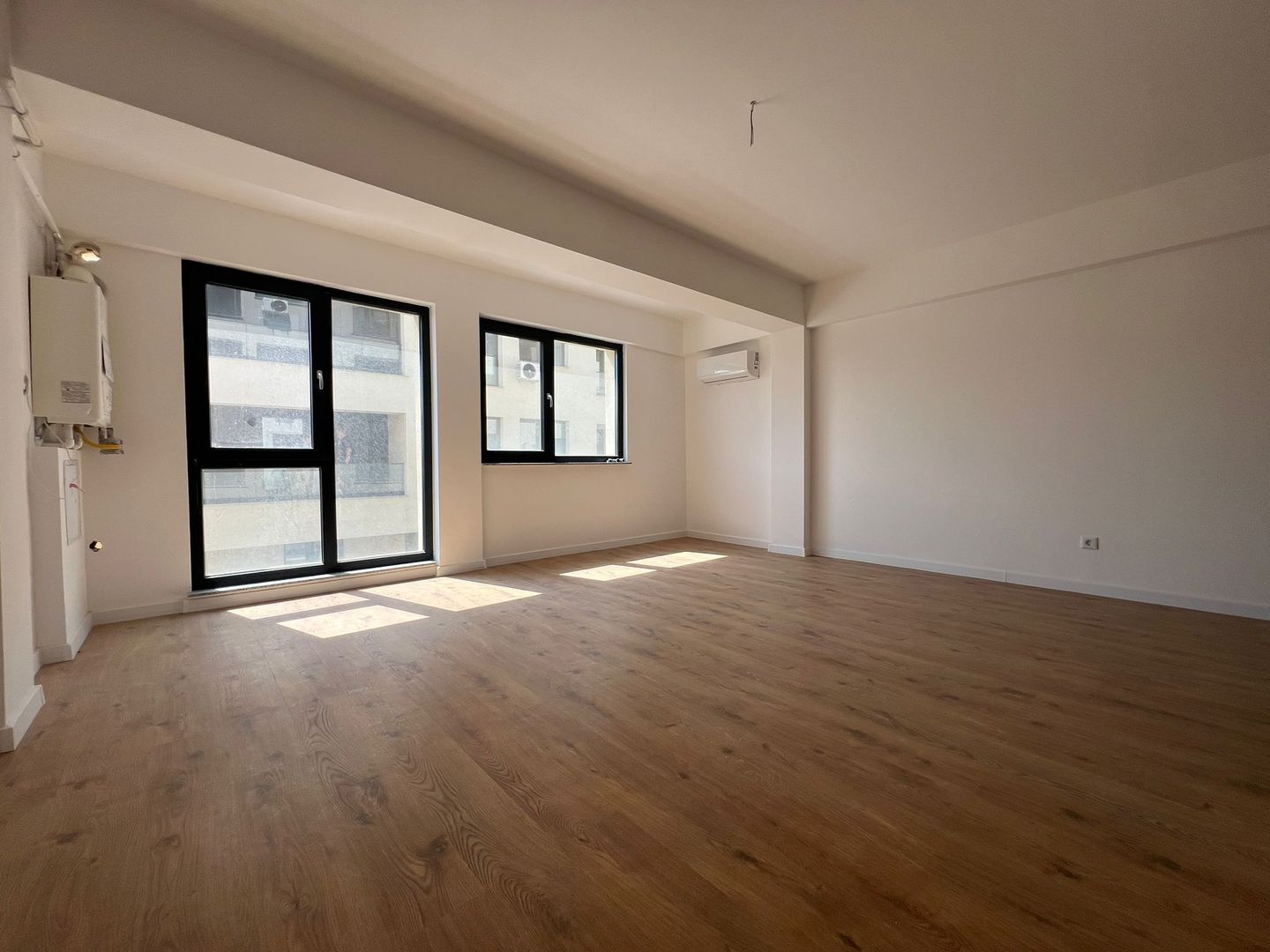 Studio Modern | Ivory Residence | 40 mp - Poză 3