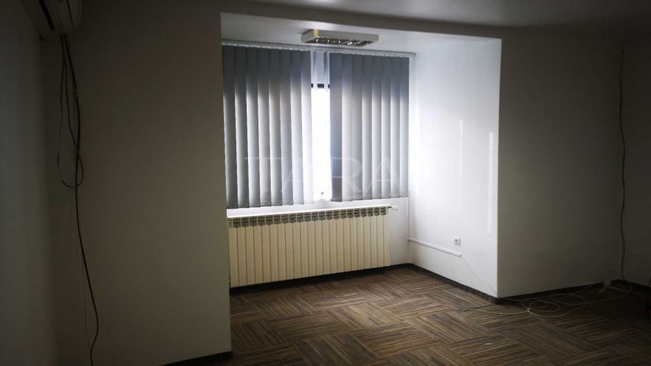 Casă spațioasă, ideală pentru locuință sau afacere - Poză 1