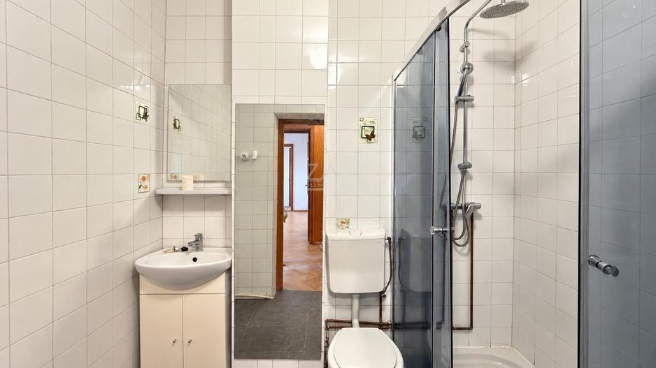 Bloc tip asociatie - zona Kiriac. 4 camere, 3 balcoane. Garaj si boxa. - Poză 11