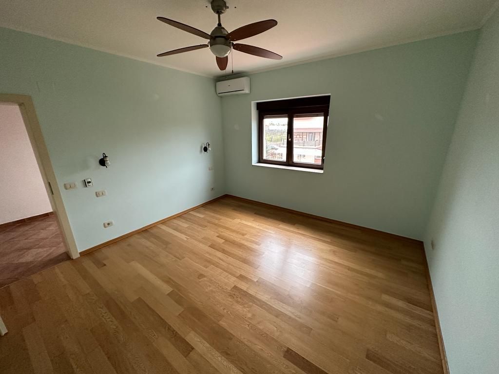 VILA  - ARADULUI. -British - Poză 41