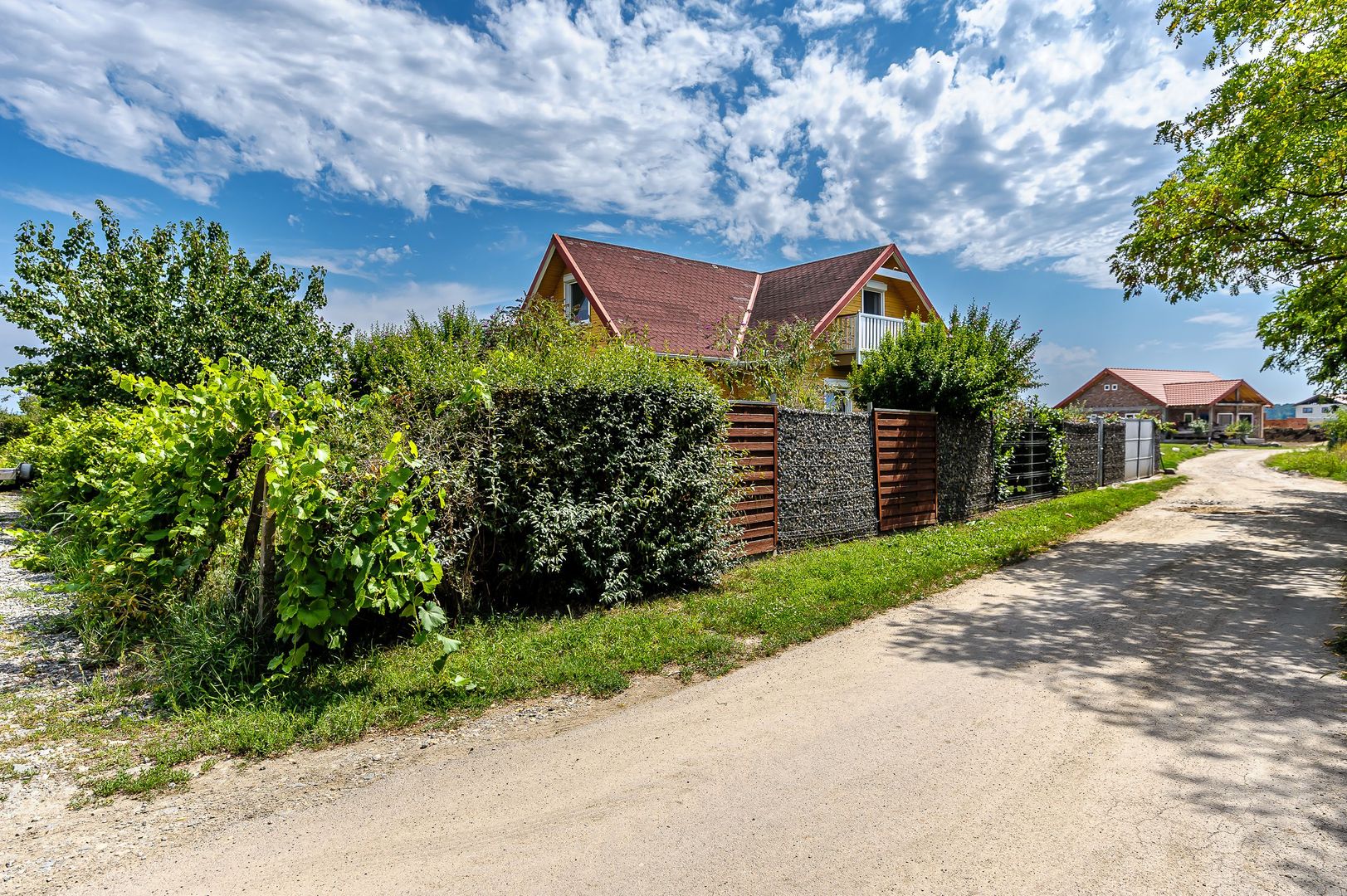 Casa de Lemn cu Piscina si Gradina Impecabila in Vladimirescu! - Poză 2