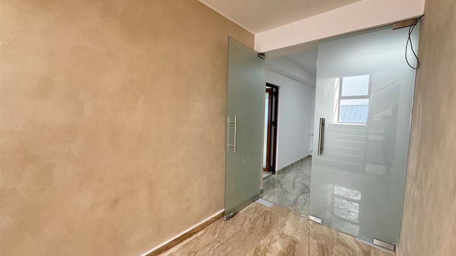 Spatii comerciale moderne de inchiriat, in cladire recent renovata - Poză 10