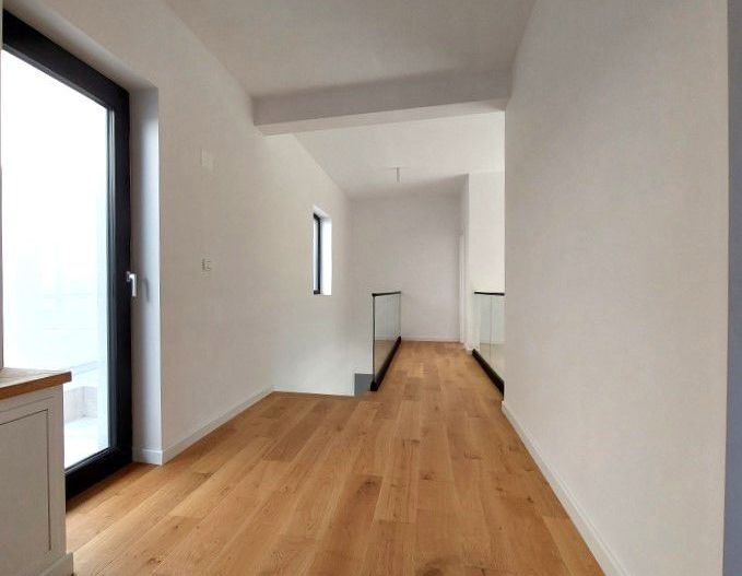 O casa simpla alba dar totusi sofisticata zona Pipera - Poză 28